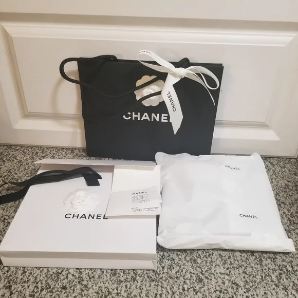 Chanel wool &Lamb Fur Pom-Pom Beanie - Picture 11 of 16